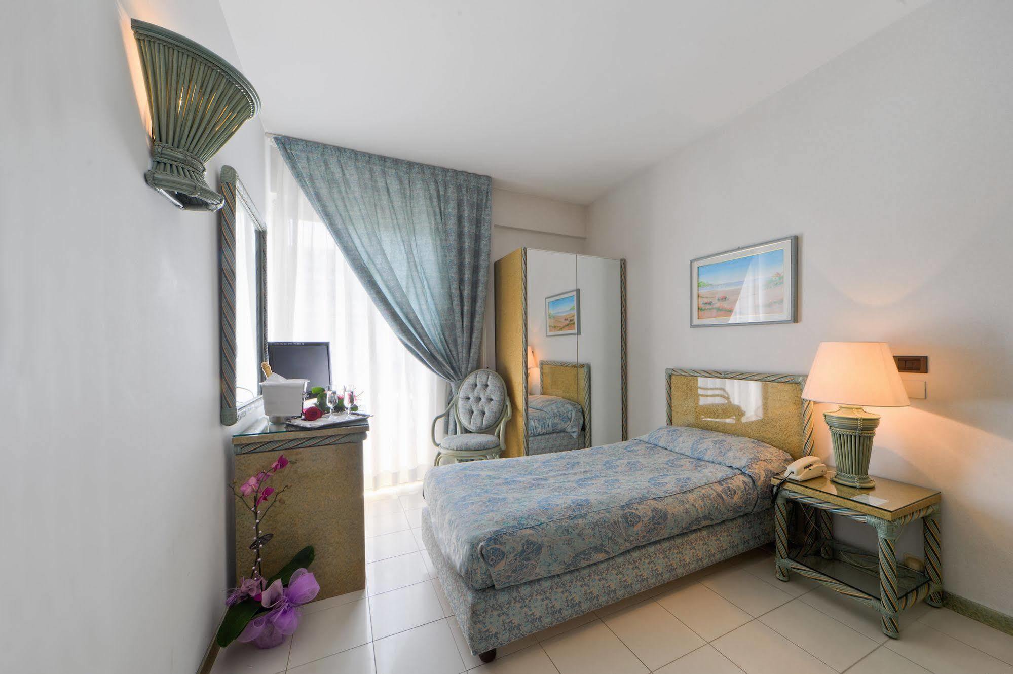 Hotel Ambasciatori Пінето Екстер'єр фото